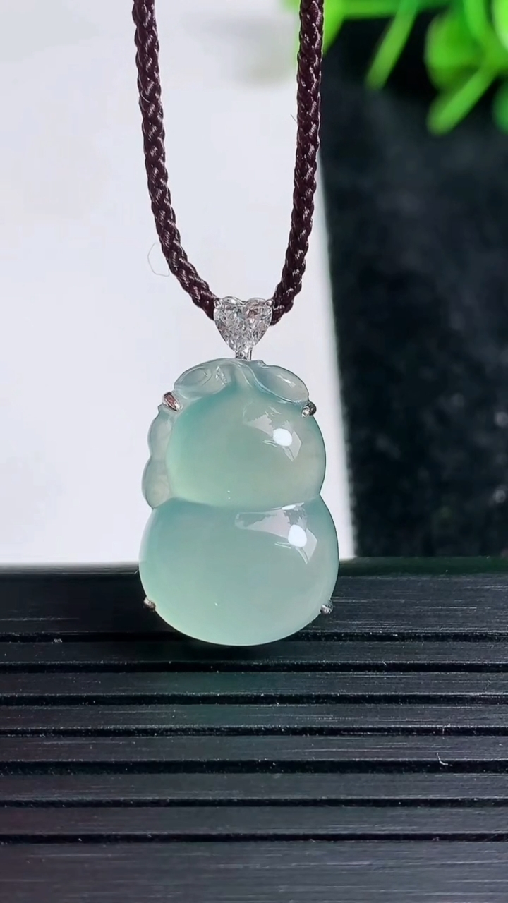 天然A货翡翠葫芦吊坠尺寸23.4-13.5-8.1重量:3.69g
3月23日