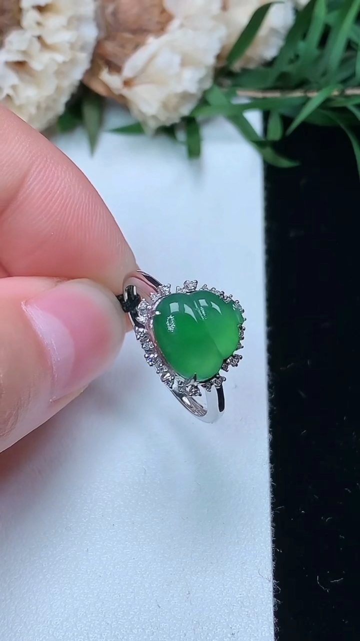 天然A货翡翠葫芦戒指，尺寸16.5-8.9-9，重量:1.89g2026年3月23日
工厂直销收藏佳