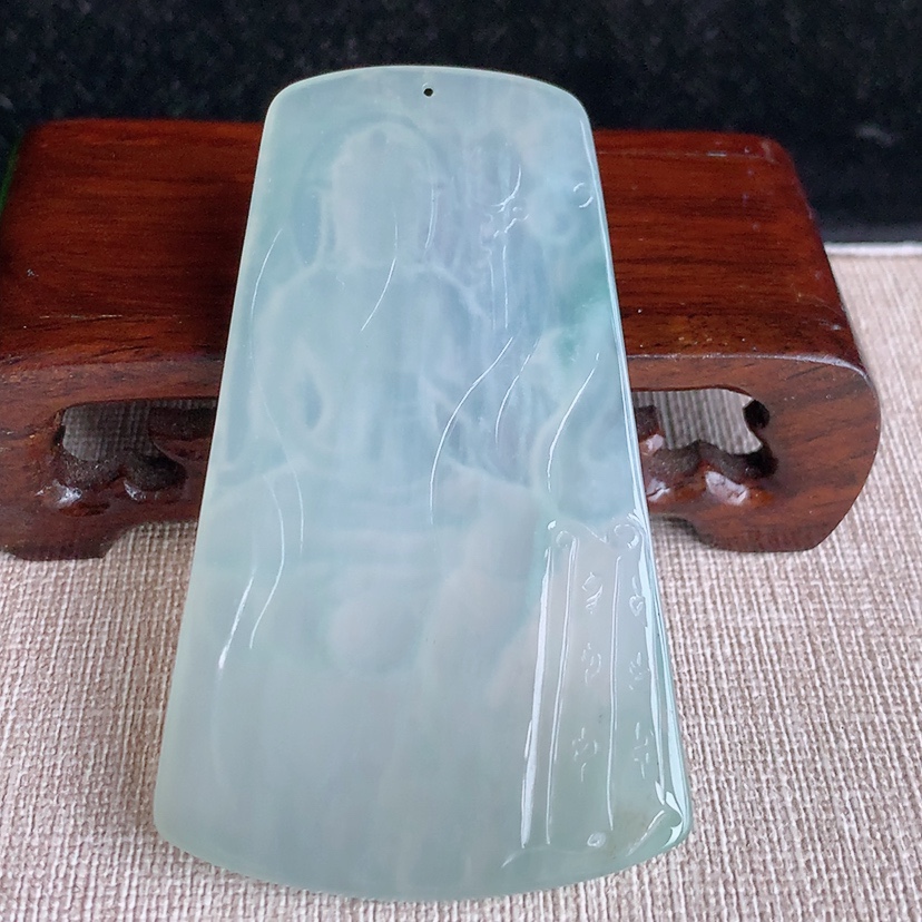 天然A货翡翠晴水自在观音吊坠 
尺寸71.8-42.4-5mm 重量33.35g 0322