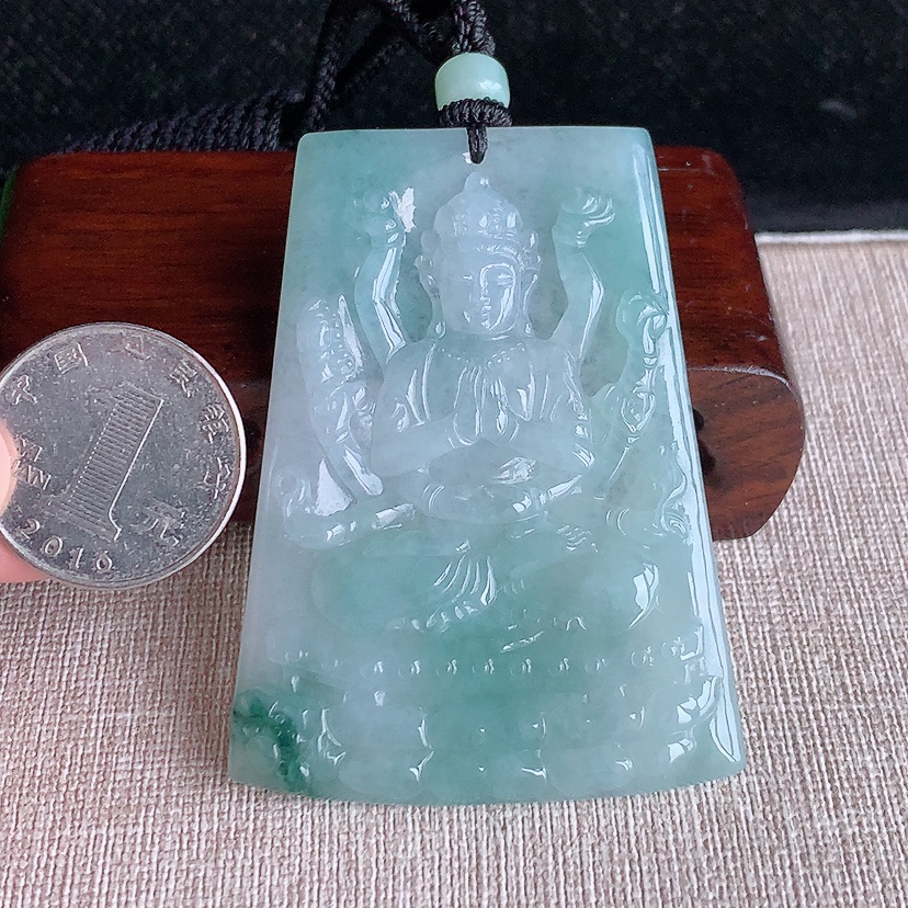 天然A货翡翠飘花千手观音吊坠 
尺寸65.5-47.5-6mm 重量45.28g 0322
