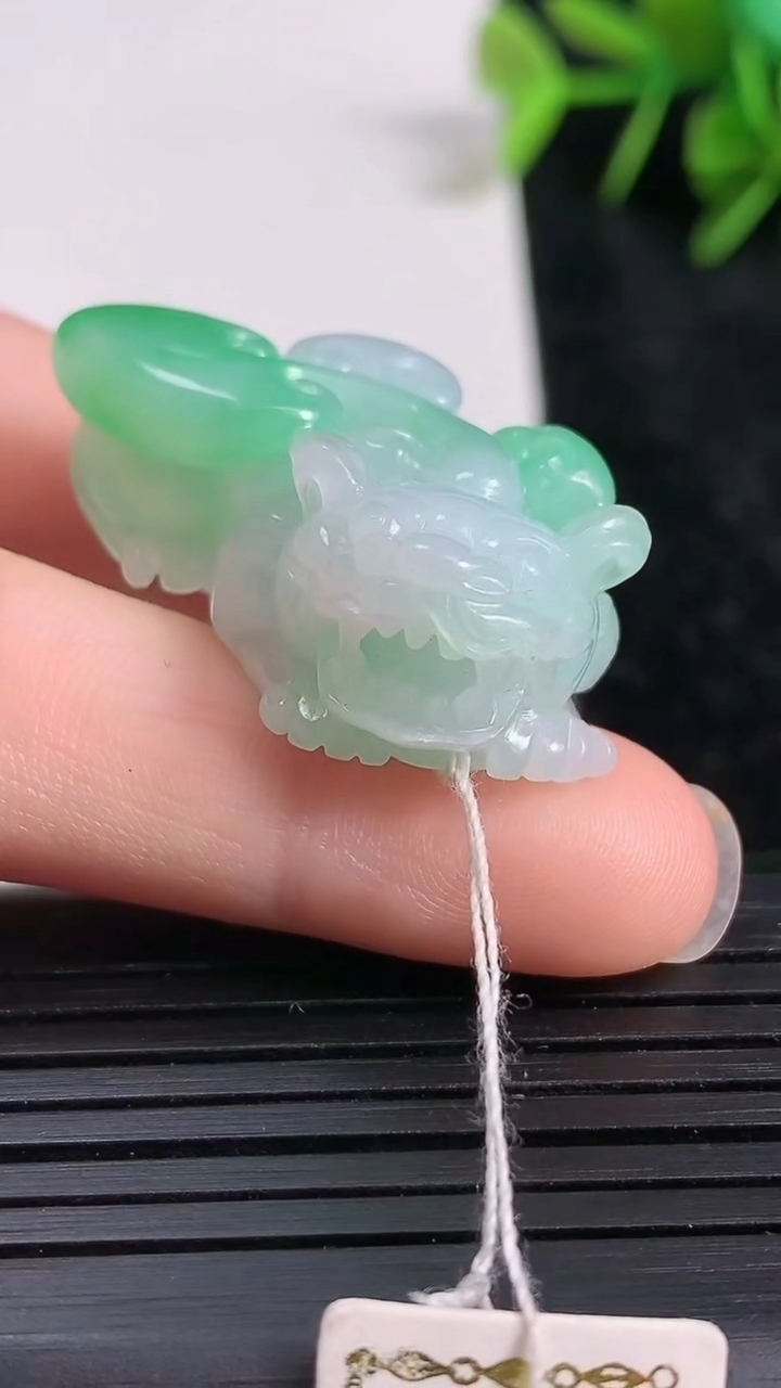 天然A货翡翠貔貅吊坠尺寸34.2-21.2-12.8重量:16.48g
3月23日