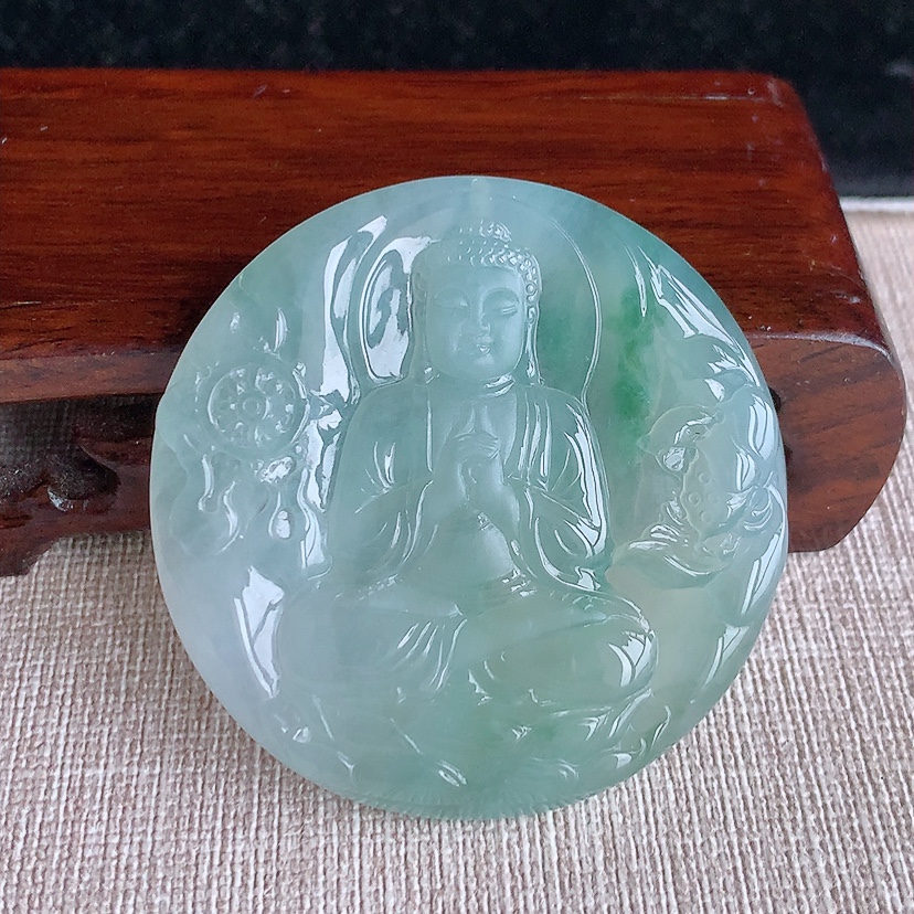 天然A货翡翠飘花一刀切大日如来吊坠 
尺寸48.2-6mm 重量30.99g 0322