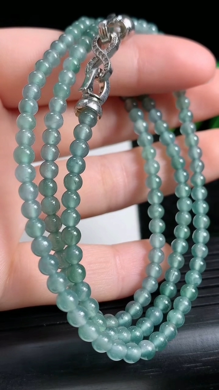 天然A货翡翠小米珠项链尺寸3.9重量:15.06g
3月23日