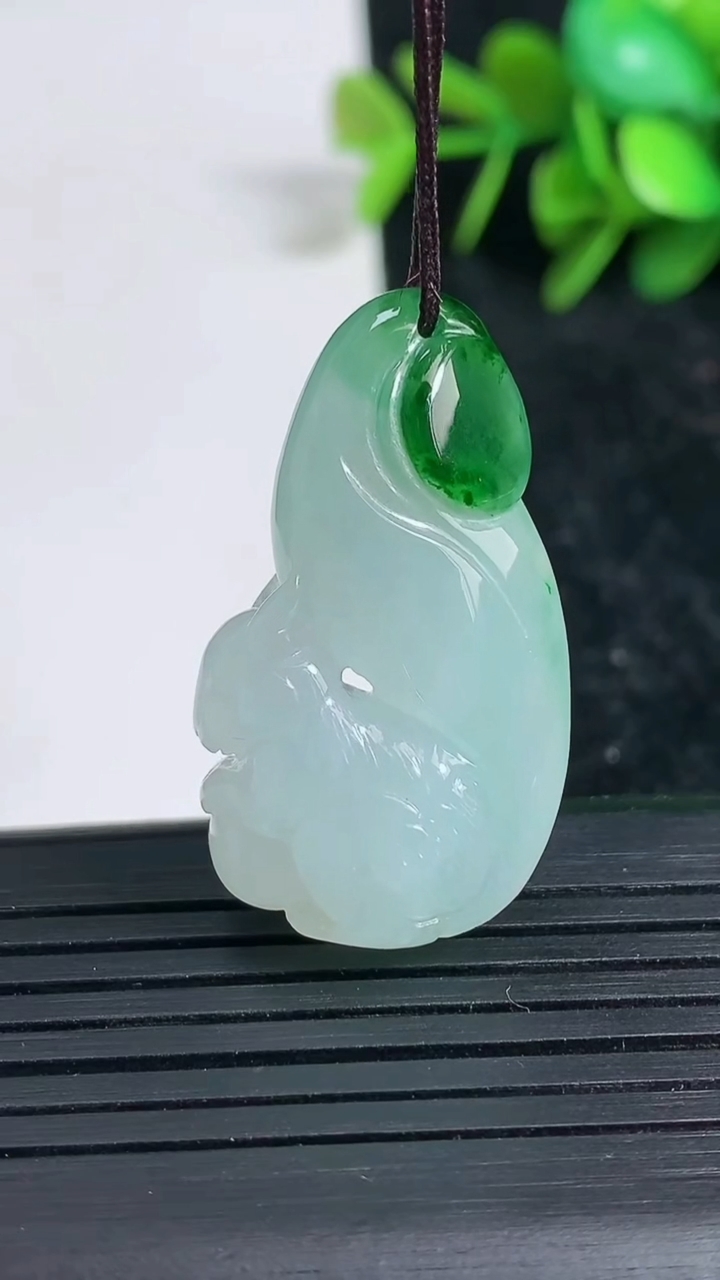 天然A货翡翠松鼠吊坠尺寸34.3-19.3-10.3重量:10.47g
3月23日