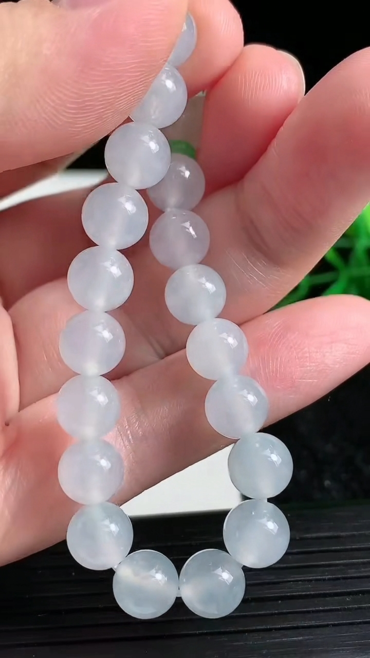天然A货翡翠种白冰圆珠手串尺寸7.9-22颗重量:19.50g3月23日
工厂直销收藏佳品,种好水足，色泽均匀，有种有色，上手高大气！