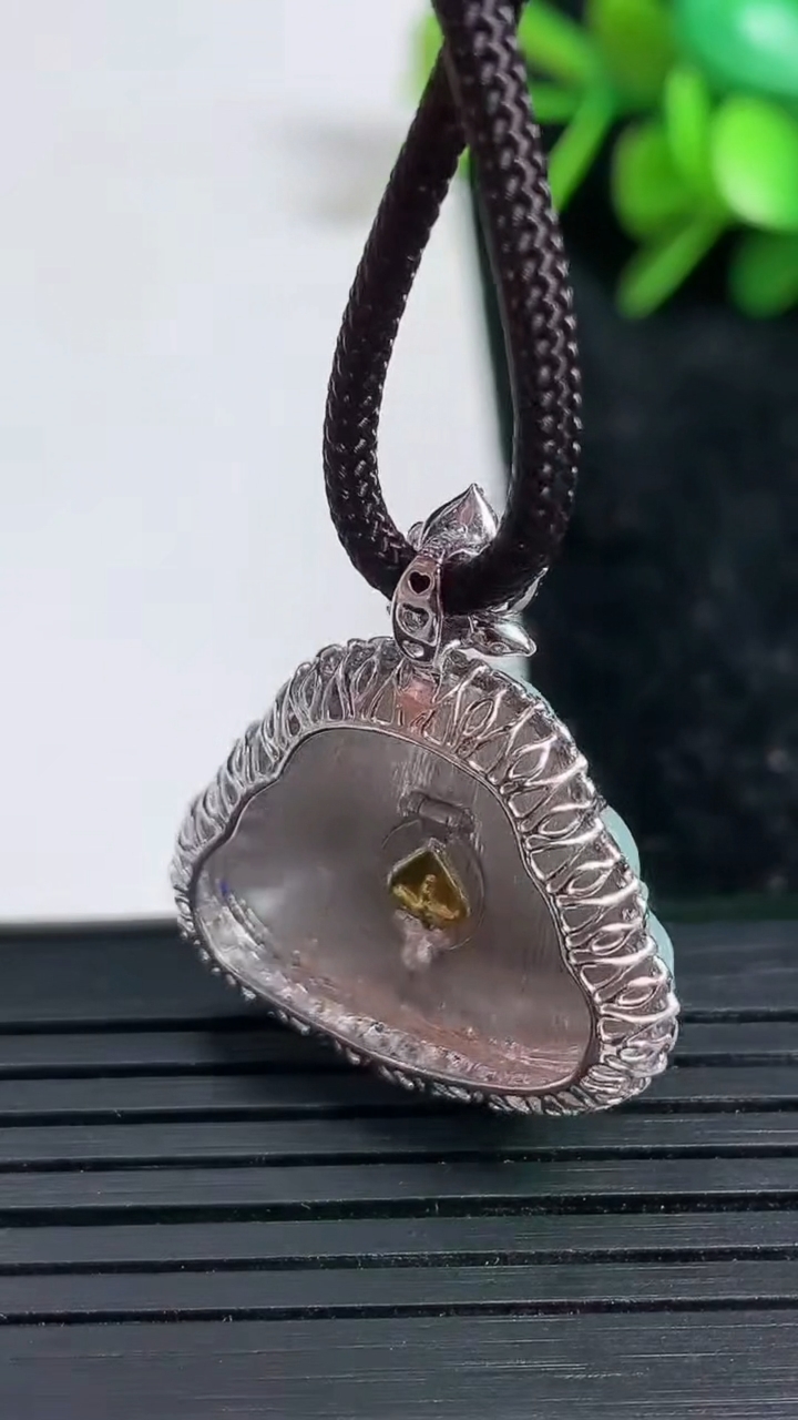 天然A货翡翠佛公吊坠尺寸27.9-24.9-8.2裸石18-21.8重量:5.09g
3月23日