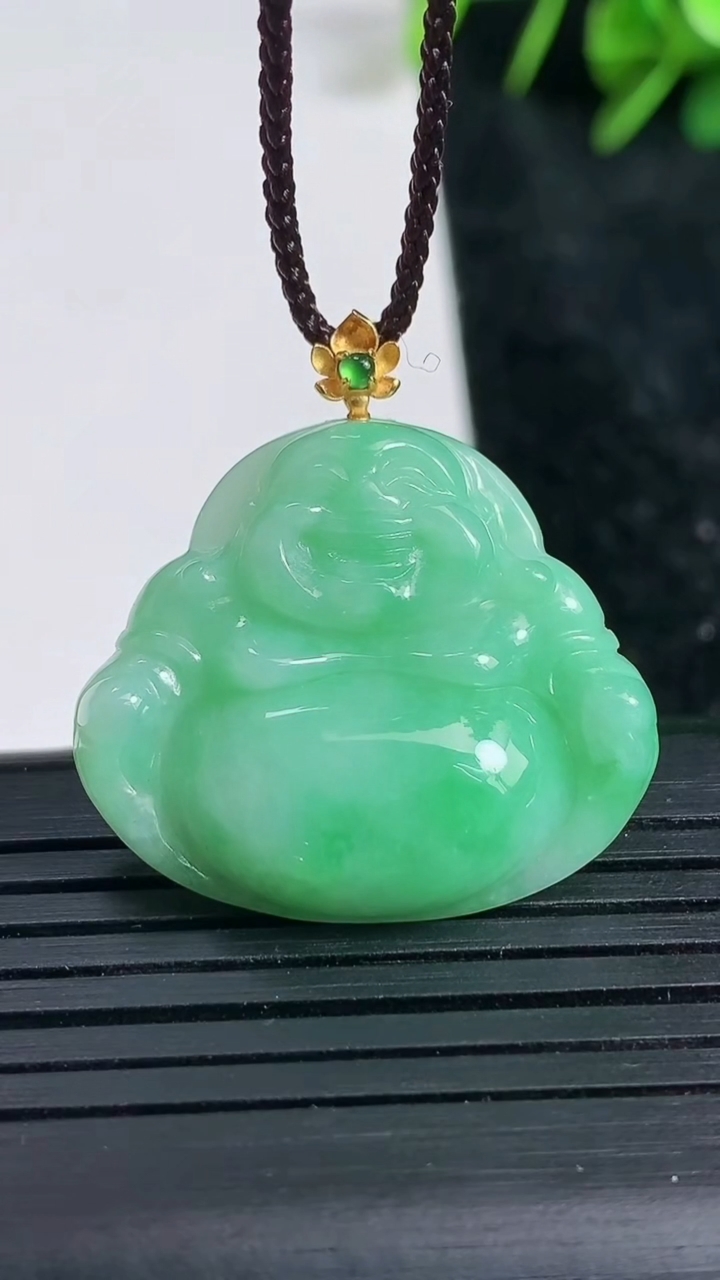 天然A货翡翠佛公吊坠尺寸25.9-28.4-5.8重量:6.05g
3月23日