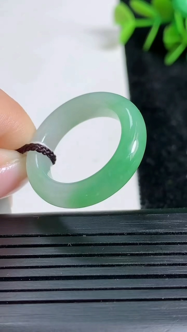 天然A货翡翠指环戒指尺寸18.3-5.6-4.3重量:5.00g2026年3月23日
工厂直销收藏佳品,种好水足，色泽均匀，有种有色，上手高大气！