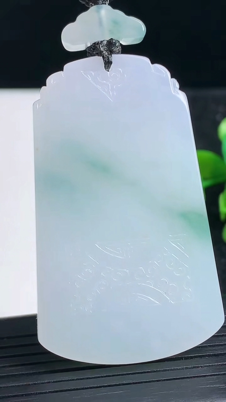 天然A货翡翠仿古无事牌吊坠尺寸57.8-35.1-5.4重量:35.80g
3月23日