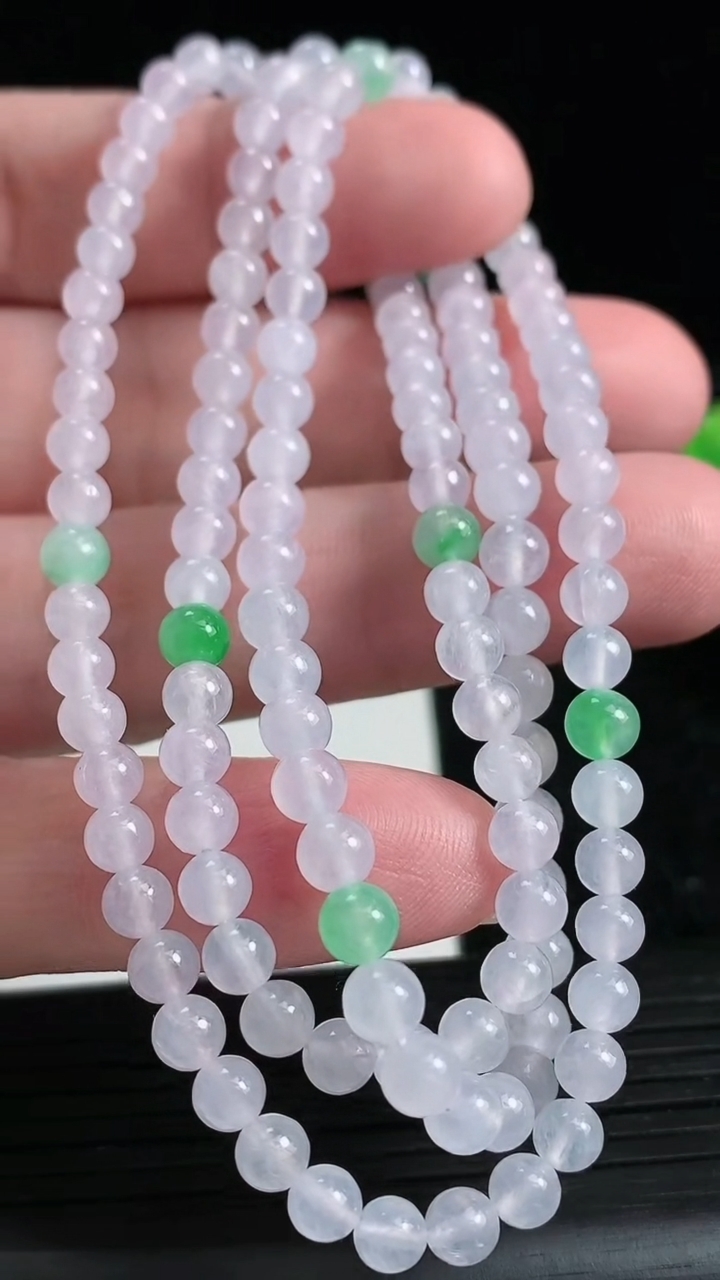 天然A货翡翠圆珠项链尺寸4.4-130颗重量:24.35g
3月23日