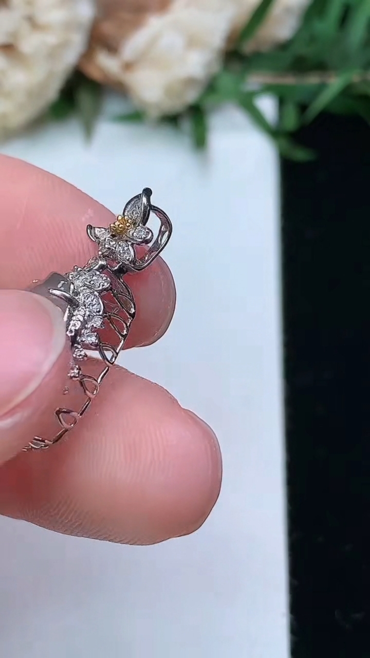 天然A货翡翠飘花葫芦吊坠，尺寸22-12.8-7.9
3月23日