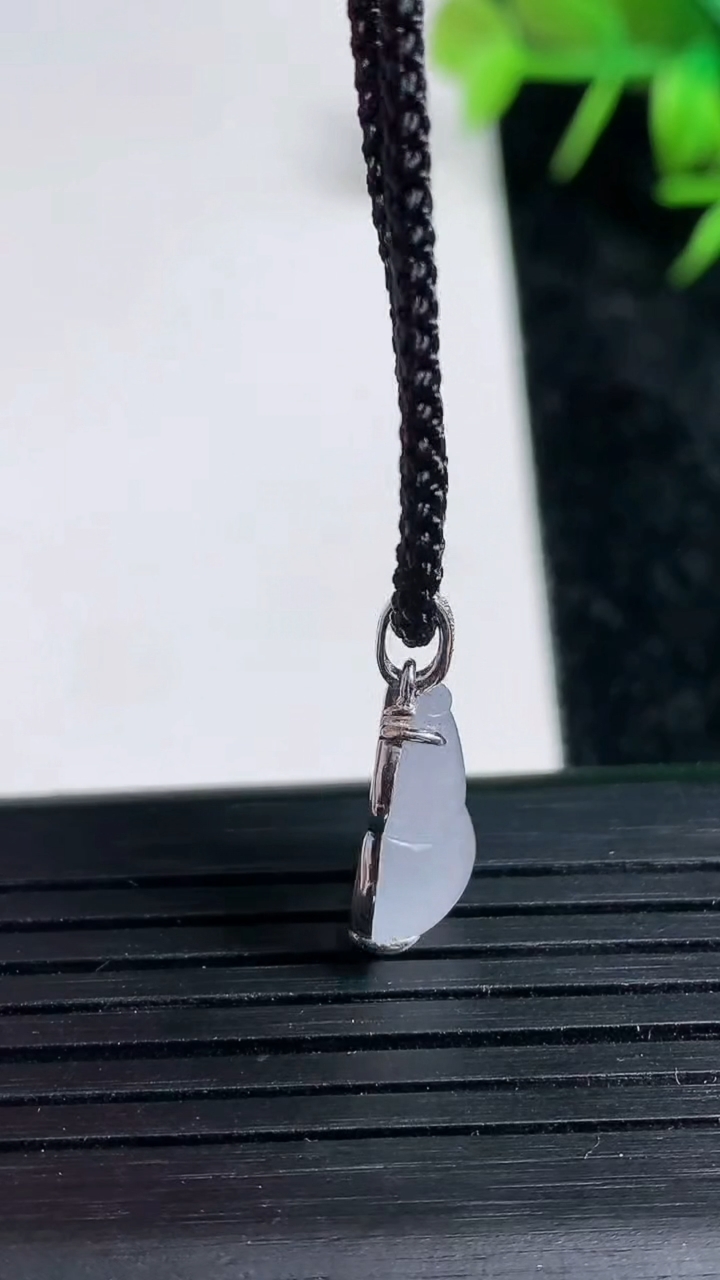 天然A货翡翠葫芦吊坠尺寸13.9-9.8-5.3重量:1.55g
3月23日