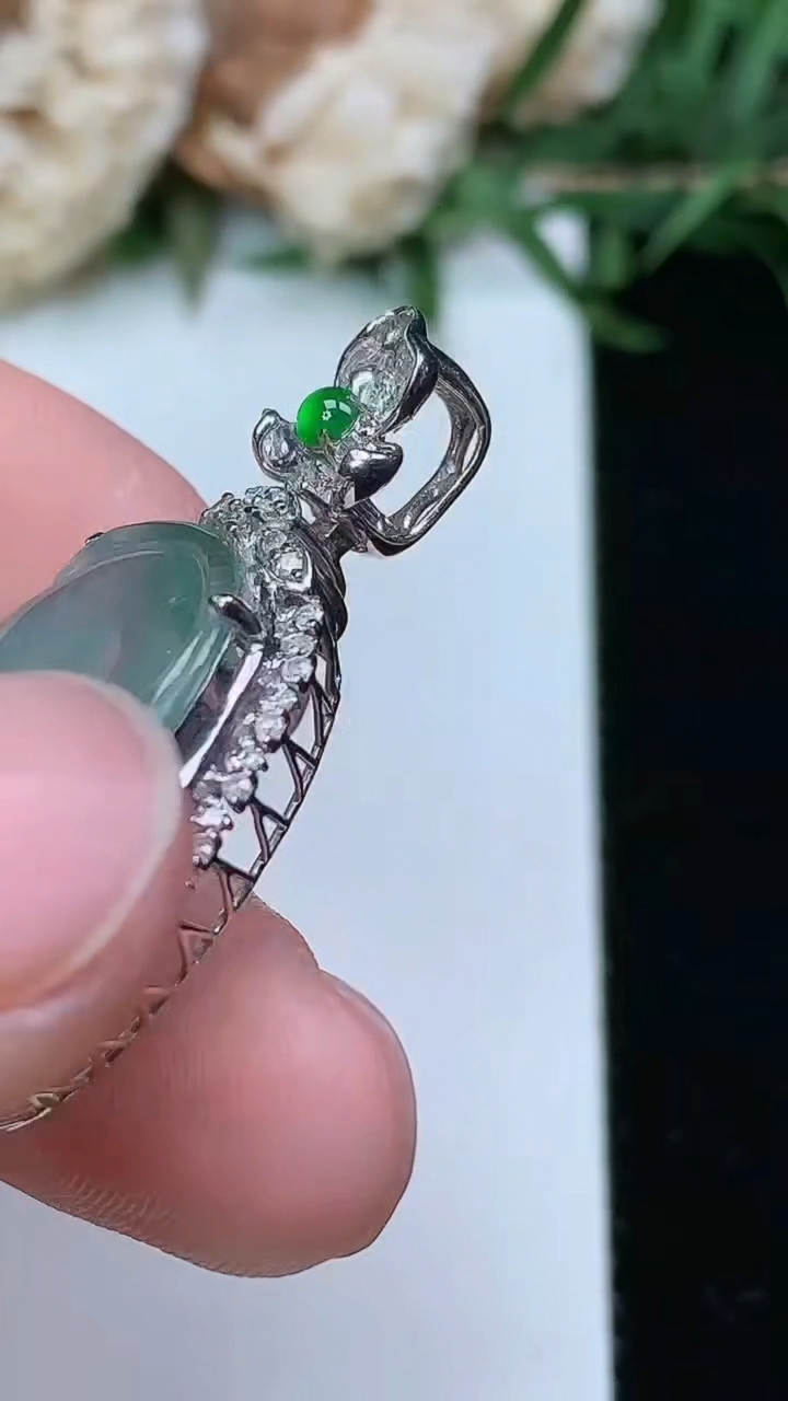 天然A货翡翠如意吊坠，尺寸34.2-18.4-8.3，裸石21.8-15.5，重量:4.02g
3月23日