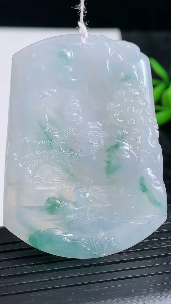 天然A货翡翠牌吊坠尺寸52.9-38.5-4.9重量:25.71g
3月23日