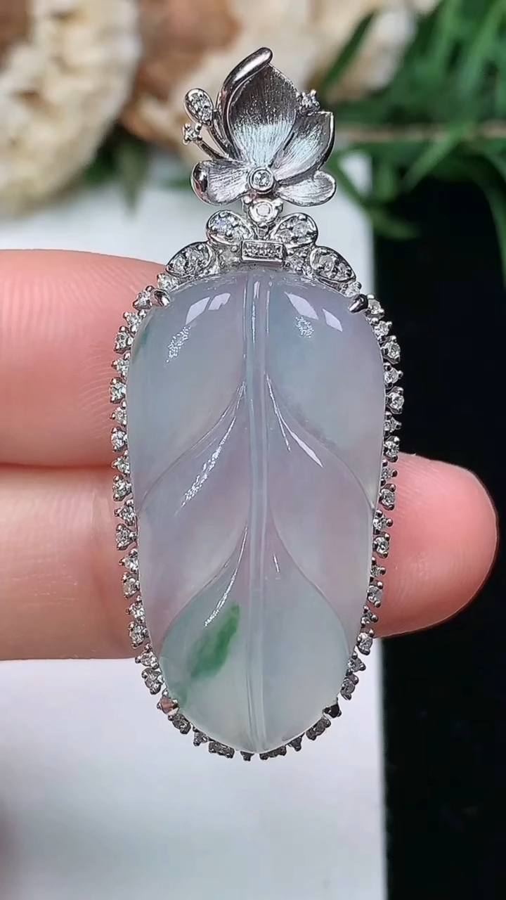 天然A货翡翠金枝玉叶 叶子吊坠，尺寸41.6-17.2-8，裸石27.2-14.7，重量:5.64g