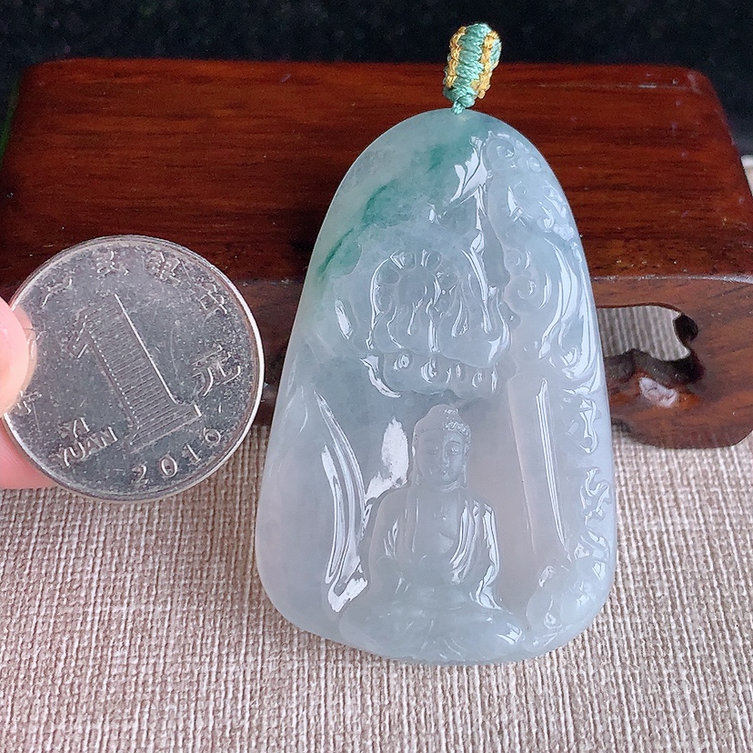 天然A货翡翠飘花大日如来吊坠 
尺寸52.8-34.5-5.8mm 重量23.10g 0322
