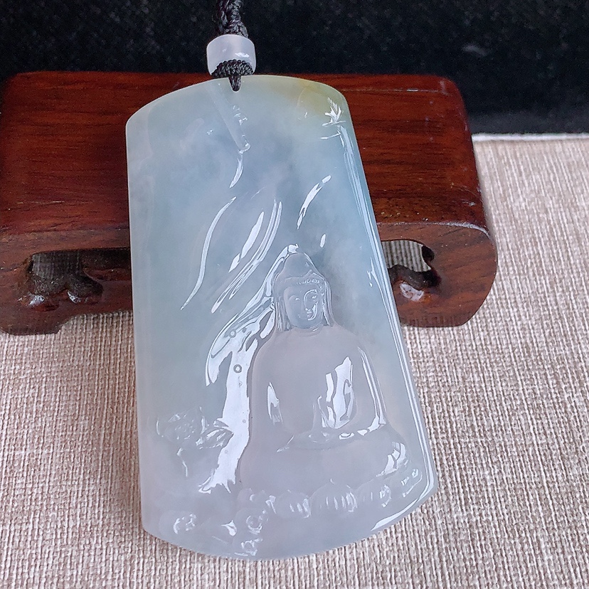 天然A货翡翠飘黄翡观音吊坠 
尺寸73.2-43-5.8mm 重量46.03g 0322