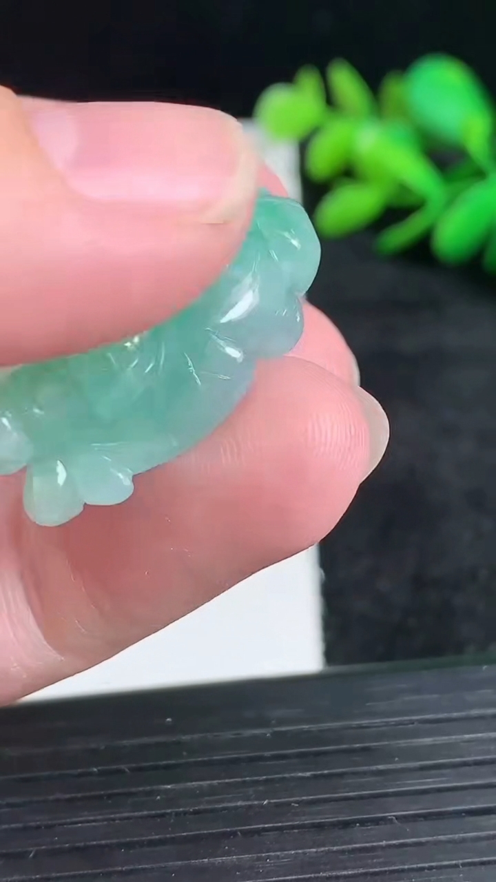 天然A货翡翠生肖牛吊坠尺寸33.8-18.5-10.9重量:11.43g
3月23日