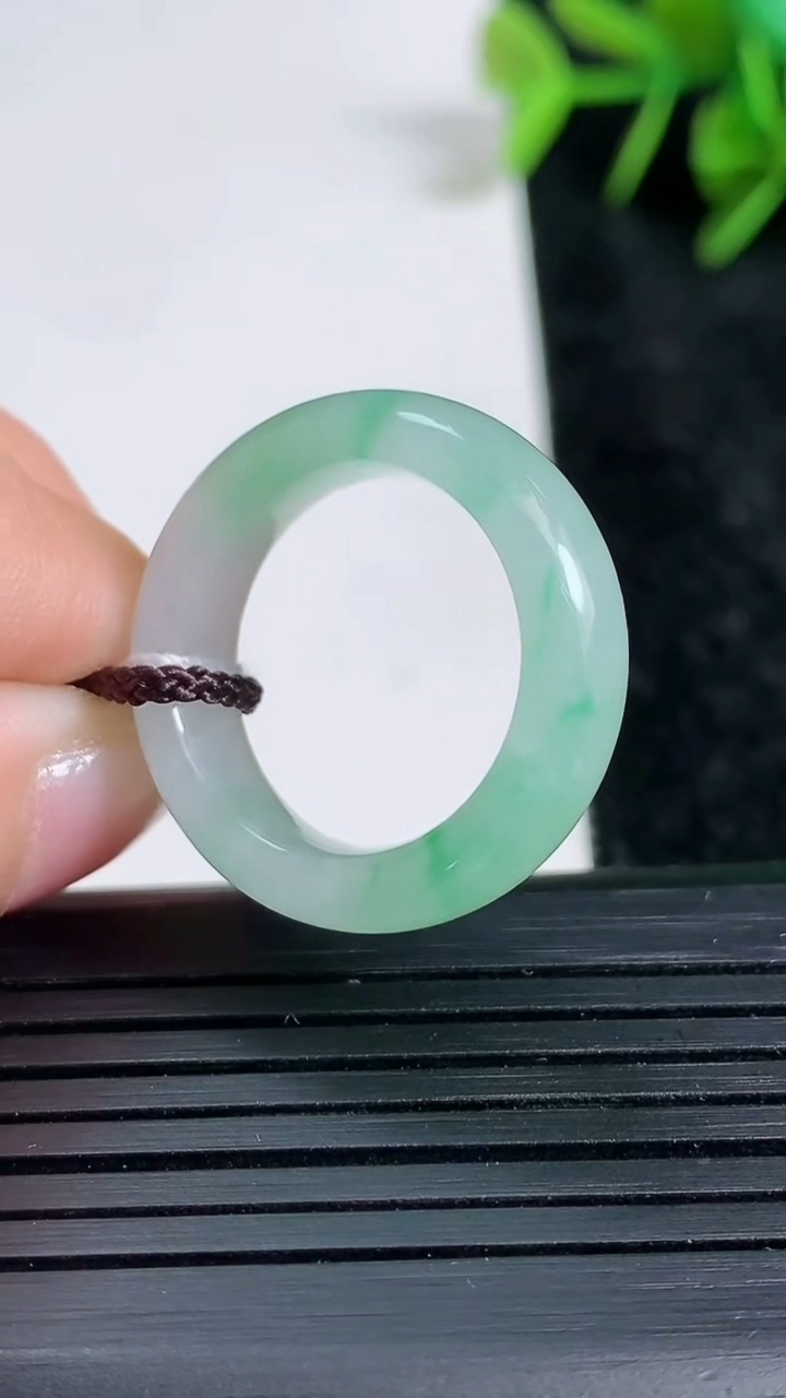 天然A货翡翠指环戒指尺寸17.2-6.4-3.8重量:4.49g2026年3月23日
工厂直销收藏佳品,种好水足，色泽均匀，有种有色，上手高大气！