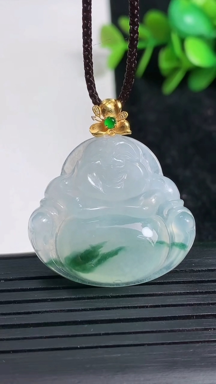 天然A货翡翠种飘花佛公吊坠尺寸29.9-30.5-6重量:7.87g
3月23日