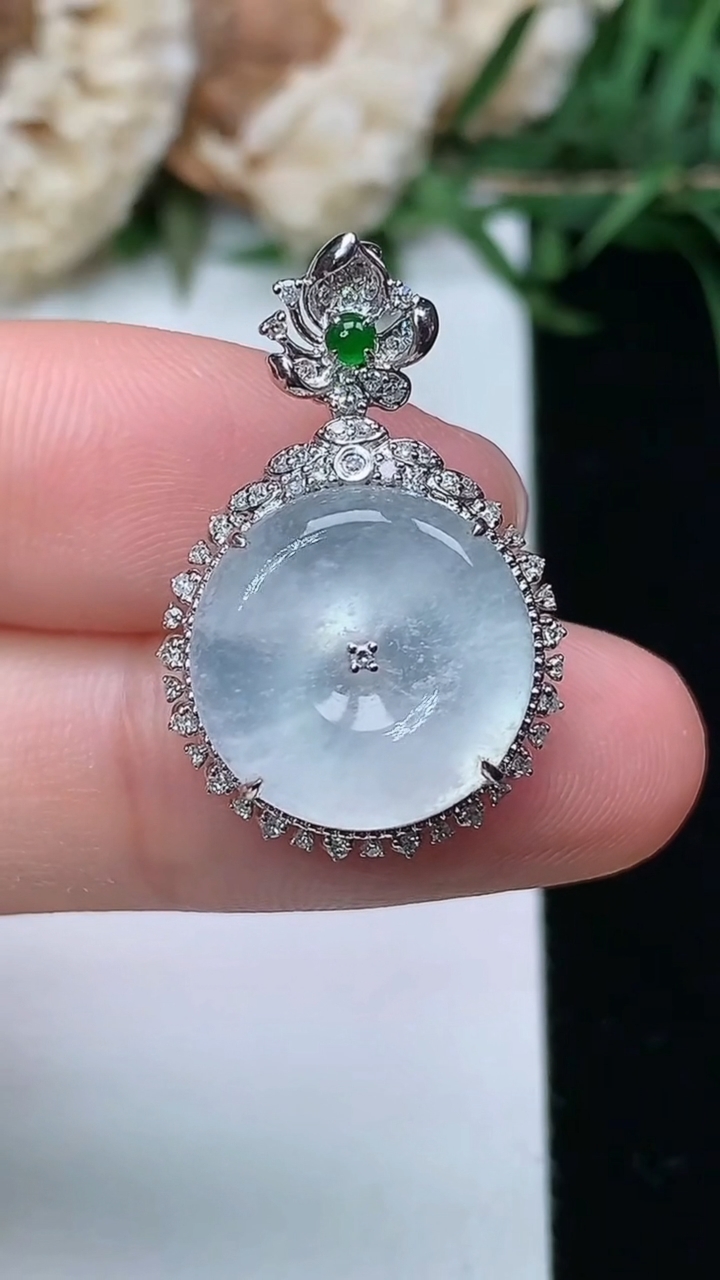 天然A货翡翠白冰平安扣吊坠，尺寸25.4-16.7-7.5，裸石13.7，重量:3.40g
3月23