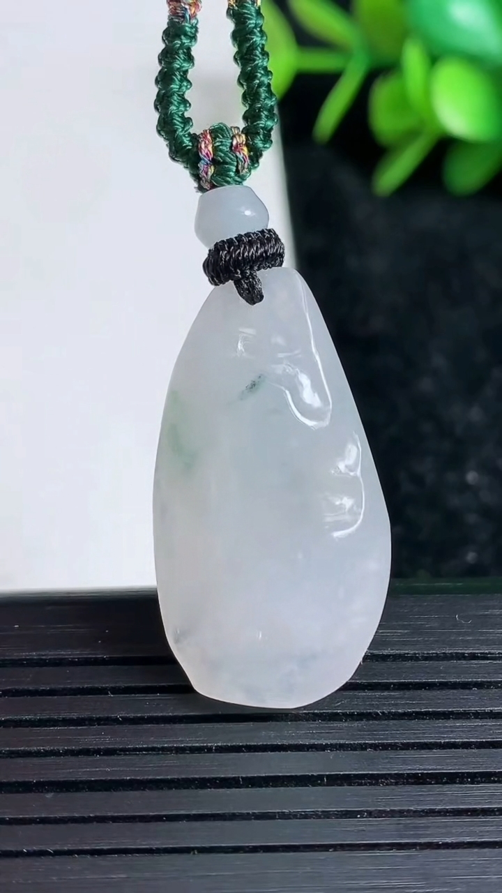 天然A货翡翠飘花原石吊坠尺寸30.8-16.5-8.3重量:8.09g
3月23日