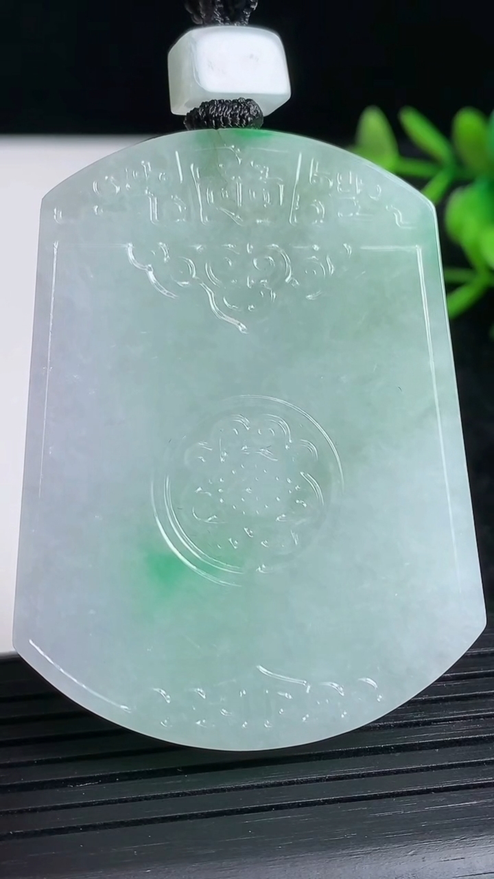 天然A货翡翠仿古无事牌吊坠尺寸55.4-42.1-5.8重量:42.95g
3月23日