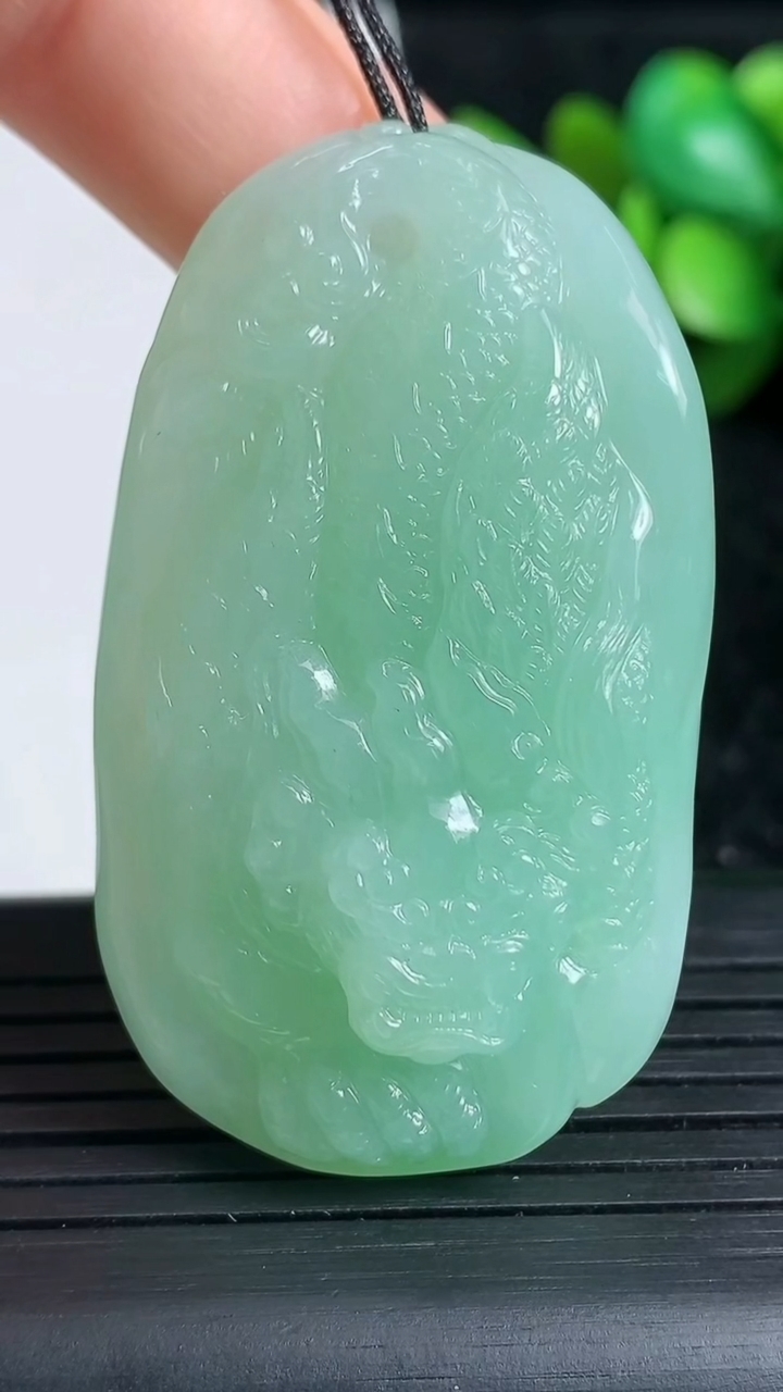 天然A货翡翠龙牌吊坠尺寸49.6-28.5-11.6重量:31.25g
3月23日