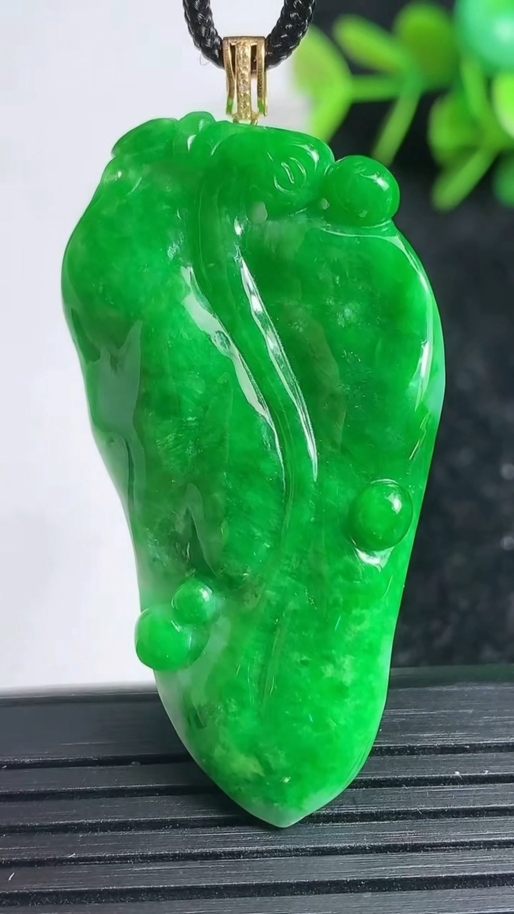 天然A货翡翠金枝玉叶 叶子吊坠尺寸48.5-27-8重量:16.82g
3月23日