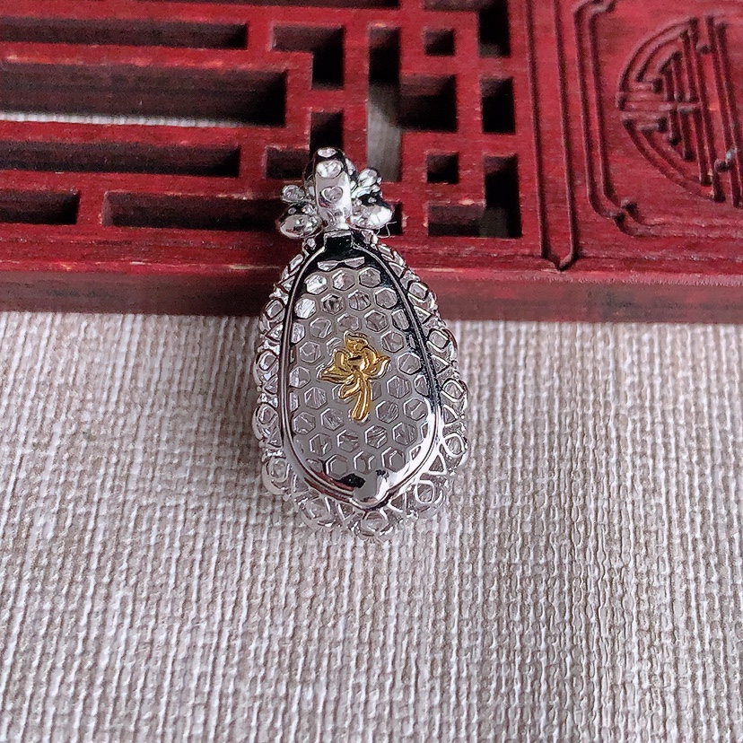 天然A货翡翠18K金伴钻镶嵌紫罗兰叶子金枝玉叶吊坠 
尺寸29.3-14.8-10裸石17.5-11