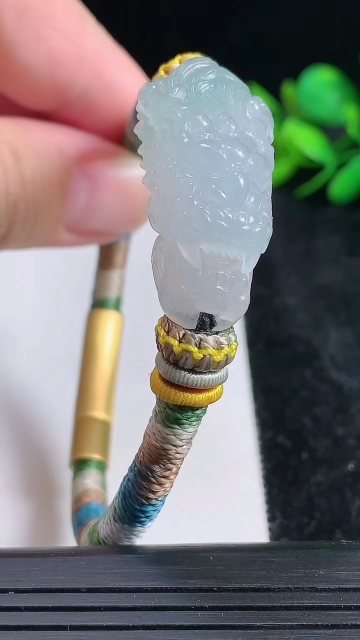 天然A货翡翠龙头手牌尺寸34.5-15.6-12.5重量:20.32g
3月23日