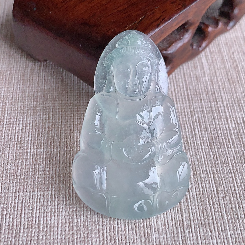 天然A货翡翠晴水正装观音吊坠 
尺寸45-27.3-5mm 重量10.06g 0322