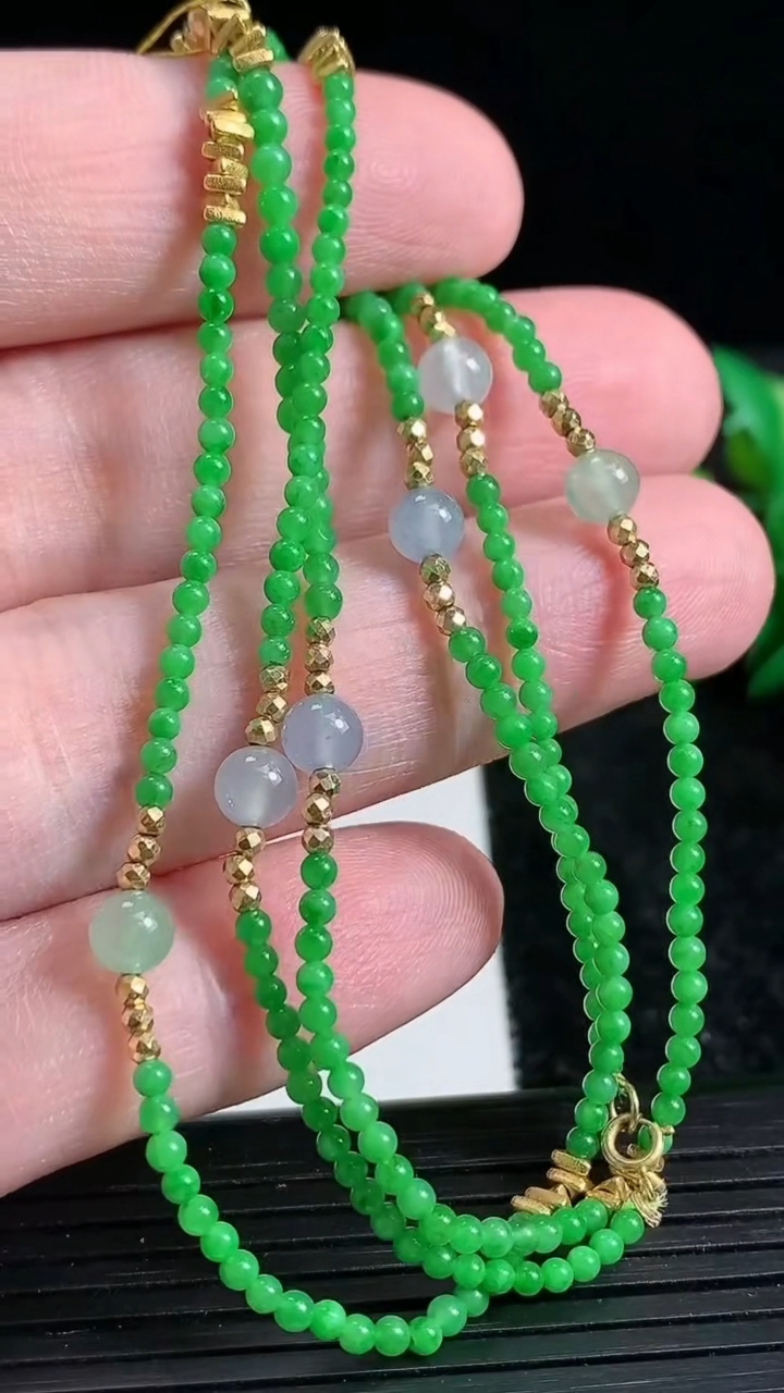 天然A货翡翠小米珠项链尺寸2.1重量:6.62g3月23日
工厂直销收藏佳品,种好水足，色泽均匀，有种有色，上手高大气！