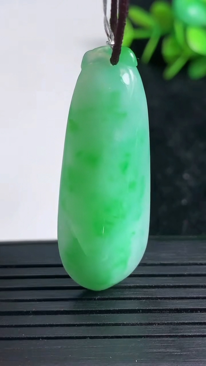 天然A货翡翠福瓜吊坠尺寸43.1-15-8.5重量:8.97g
3月23日