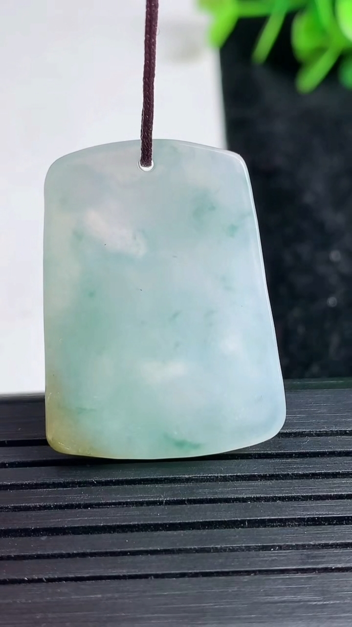 天然A货翡翠飘花生肖羊吊坠尺寸30.7-23.4-5.9重量:8.21g
3月23日