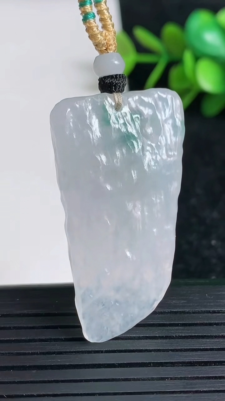 天然A货翡翠飘花原石吊坠尺寸43.4-23.3-5.2重量:11.07g
3月23日