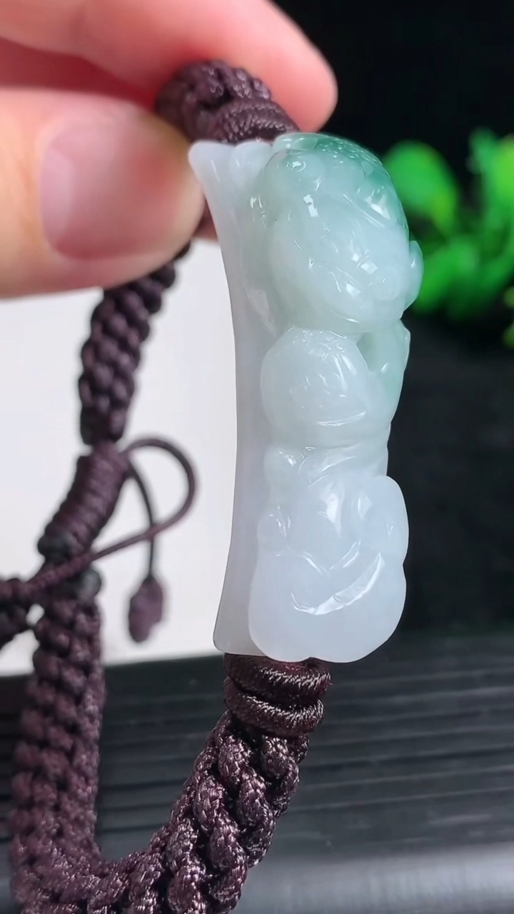 天然A货翡翠金蟾手牌尺寸42.7-12.9-12.1重量:17.30g
3月23日