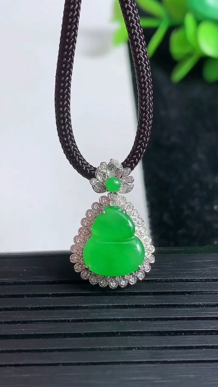 天然A货翡翠葫芦吊坠尺寸20.7-13.8-6.7裸石11.2-9.9重量:1.88g
3月23日