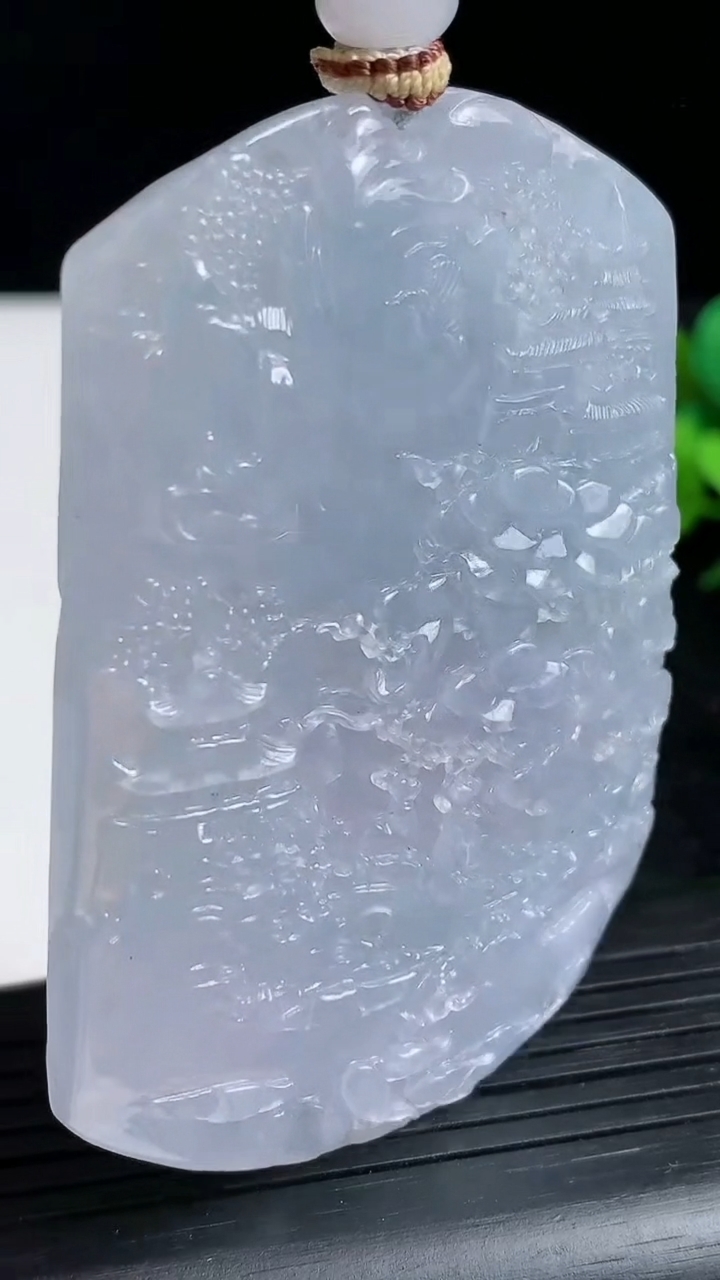 天然A货翡翠紫罗兰山水牌吊坠尺寸65.8-45.8-8.6重量:54.54g
3月23日