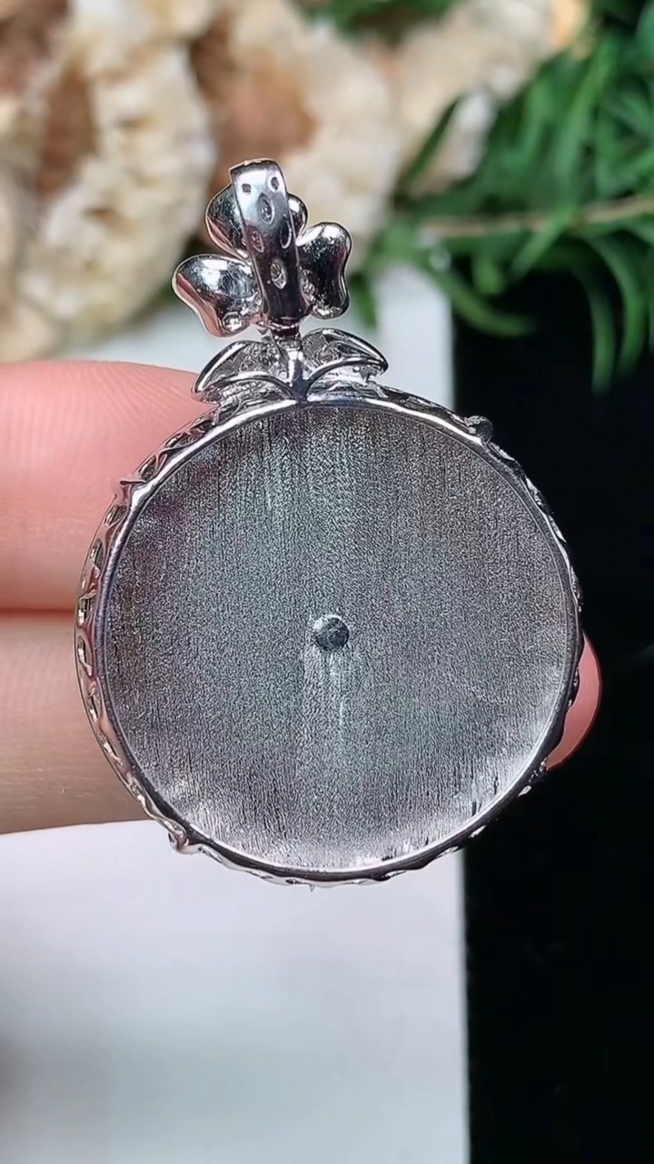 天然A货翡翠平安扣吊坠，尺寸25.8-7.7，重量:10.49g
3月23日