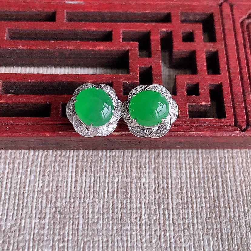 天然A货翡翠18K金伴钻镶嵌阳绿蛋面耳钉 
尺寸6.8-6mm 重量2.50g 0322