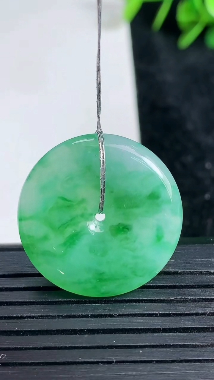 天然A货翡翠平安扣吊坠尺寸25.5-5.2重量:7.33g
3月23日