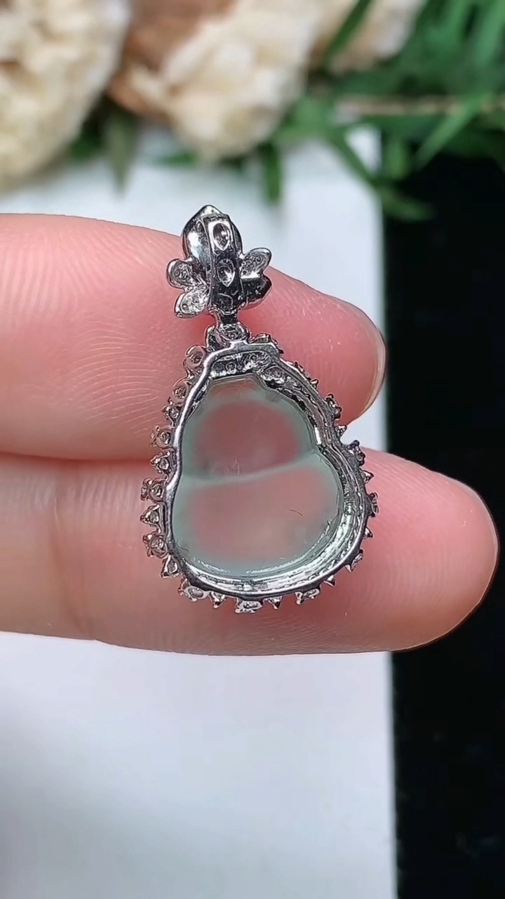 天然A货翡翠飘花葫芦吊坠，尺寸22-12.8-7.9
3月23日