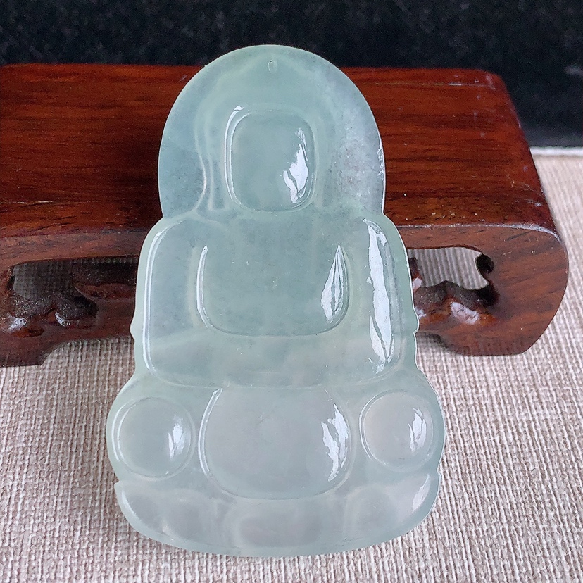 天然A货翡翠晴水大件正装观音吊坠 
尺寸64-41-5.6mm 重量26.42g 0322