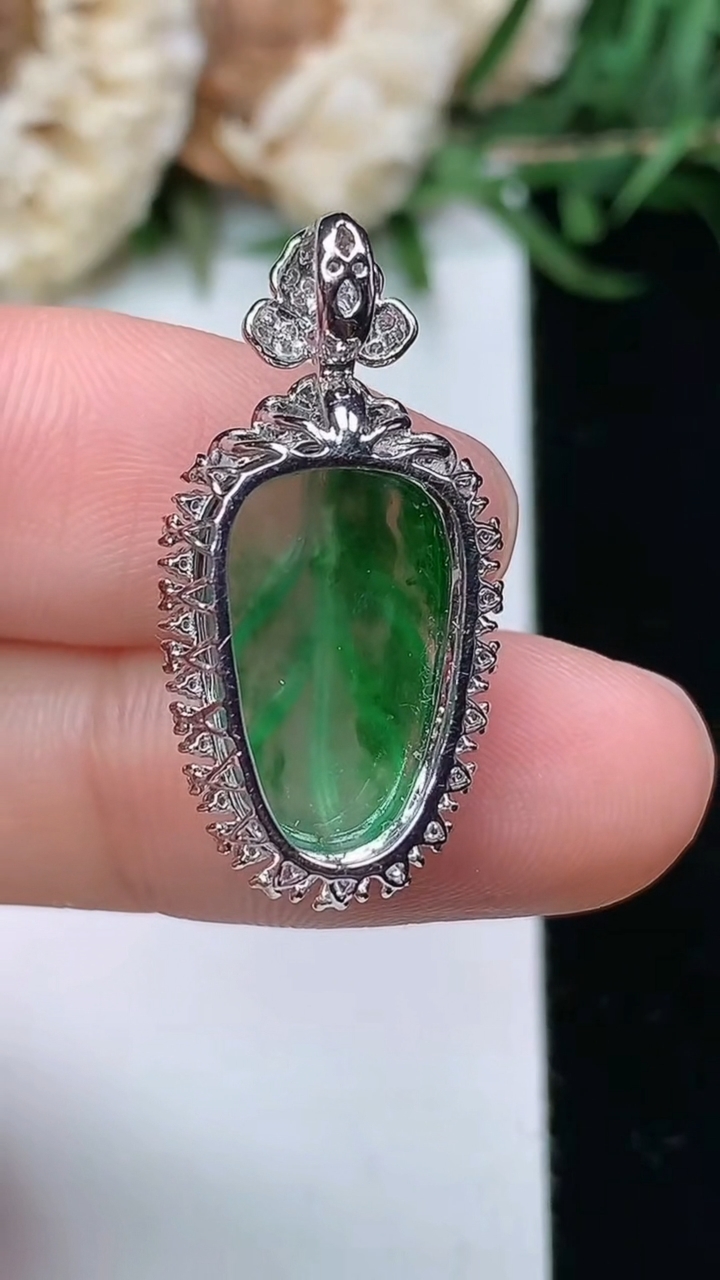 天然A货翡翠金枝玉叶 叶子吊坠，尺寸26.5-13-7.4，裸石15.6-9.9
3月23日