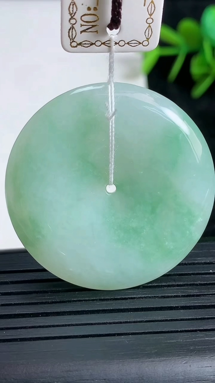 天然A货翡翠平安扣吊坠尺寸36.8-6.2重量:18.40g
3月23日