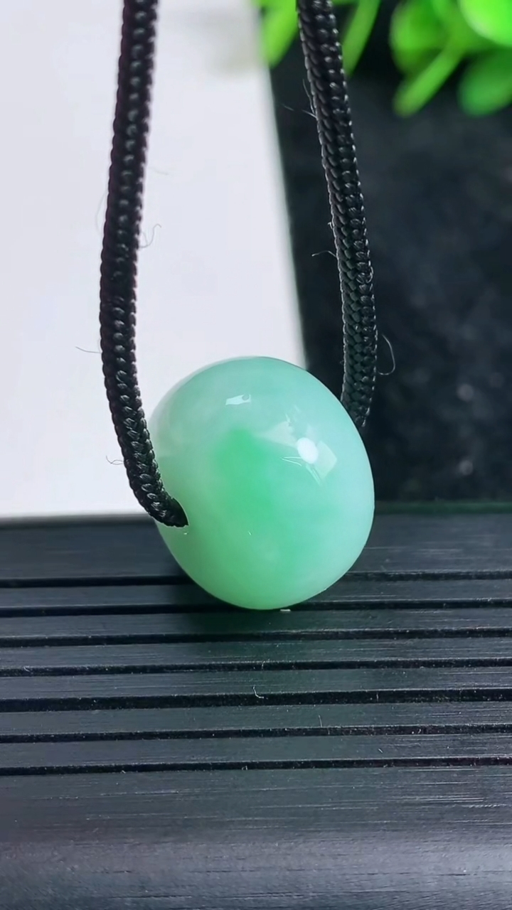 天然A货翡翠路路通吊坠尺寸17.3-12.8重量:7.82g
3月23日