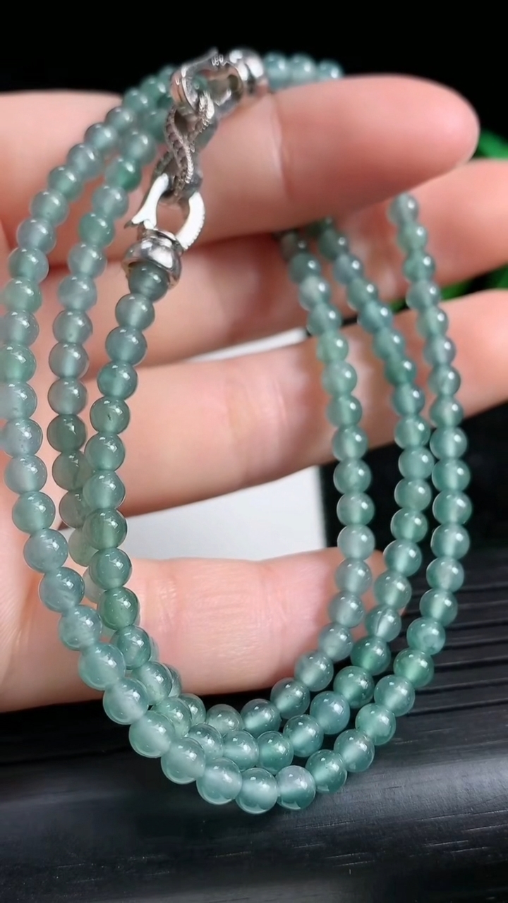 天然A货翡翠小米珠项链尺寸3.9重量:15.06g
3月23日