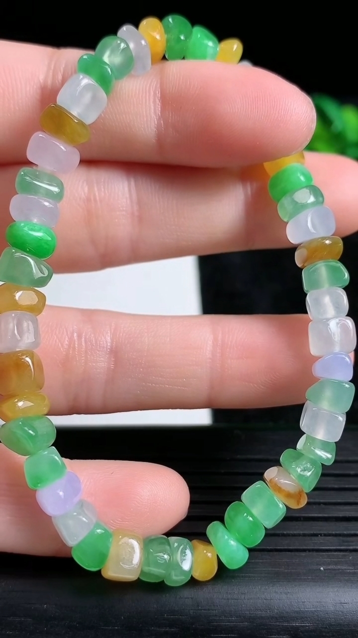 天然A货翡翠三彩原石手串尺寸6-4.7-4.8重量:12.45g3月23日
工厂直销收藏佳品,种好水足，色泽均匀，有种有色，上手高大气！