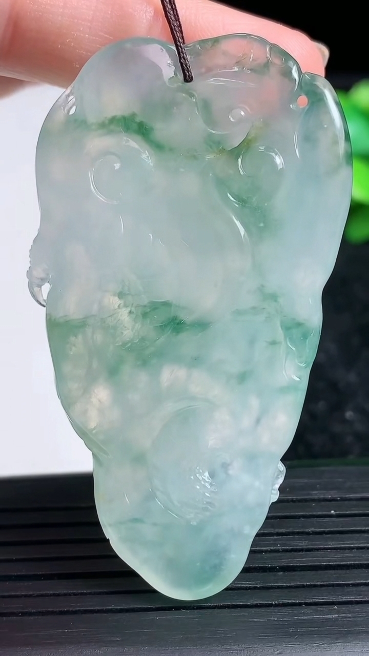 天然A货翡翠种飘花龙牌吊坠尺寸59.7-32.6-10.3重量:27.10g
3月23日